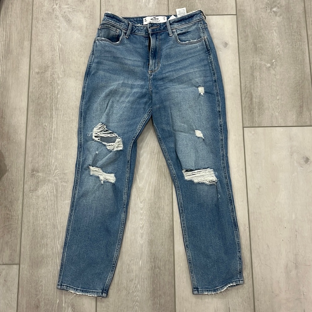 •Hollister Curvy High Rise Mom Jeans•